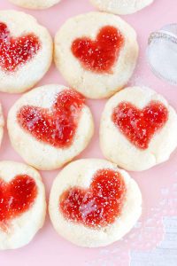 Close-up of cookies with powdered sugar on top.